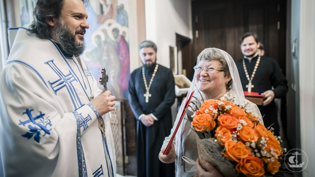 Архиепископ Амвросий после Литургии в Успенском храме поздравил сотрудников академии с личными датами