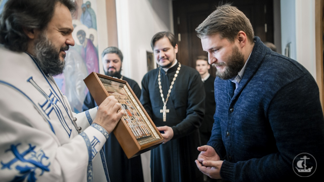 Архиепископ Амвросий после Литургии в Успенском храме поздравил сотрудников академии с личными датами