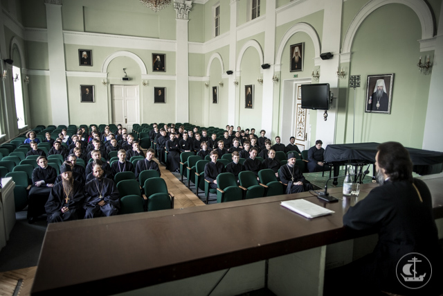 Архиепископ Амвросий объявил студентам выпускных курсов результаты распределения