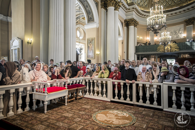 Архиепископ Амвросий сослужил за Божественной литургией у мощей святителя Николая Чудотворца