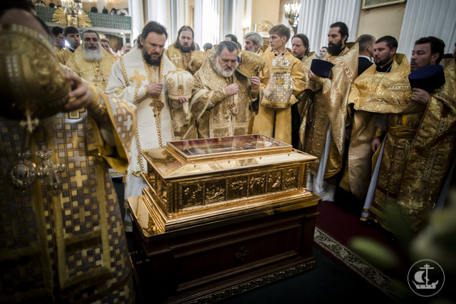 Архиепископ Амвросий сослужил за Божественной литургией у мощей святителя Николая Чудотворца