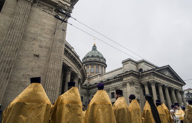 Торжества в честь небесного покровителя Санкт-Петербурга увенчались многотысячным крестным ходом