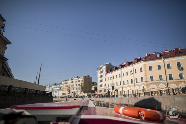Взгляд на Петербург с воды. Ректор и студенты Академии побывали на экскурсии по рекам и каналам Северной Венеции