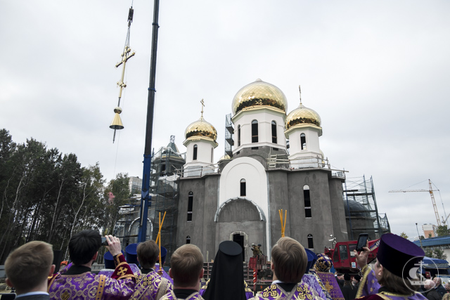 На главный купол строящегося Крестовоздвиженского храма в Санкт-Петербурге установлен крест
