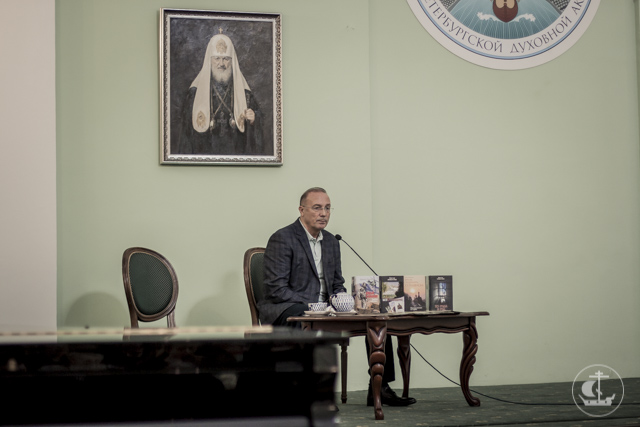 Писатель Виктор Николаев встретился со студентами Академии
