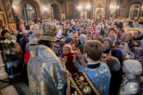 В день Покрова Пресвятой Богородицы архиепископ Амвросий совершил Божественную литургию в соборе Петра и Павла в Петергофе