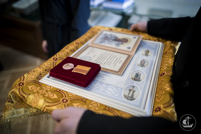 Архиепископ Амвросий наградил благотворителей Академи за помощь учебному заведению