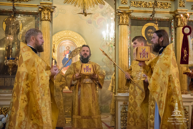 Архиепископ Петергофский Амвросий совершил воскресную Литургию в храме Рождества Иоанна Предтечи на Пресне