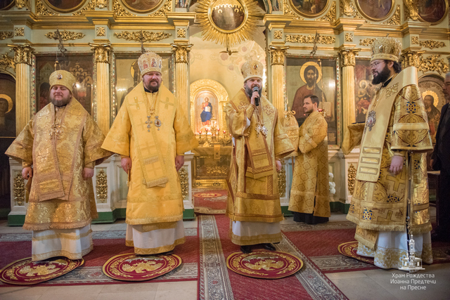Архиепископ Петергофский Амвросий совершил воскресную Литургию в храме Рождества Иоанна Предтечи на Пресне