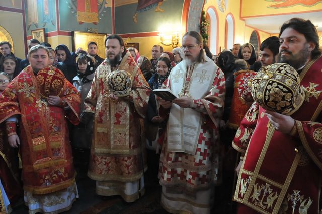 Архиепископ Петергофский Амвросий принял участие в Божественной литургии в храме великомученицы Екатерины в Риме