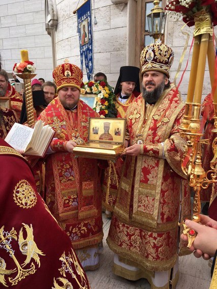 Архиепископ Петергофский Амвросий принял участие в Божественной литургии в храме великомученицы Екатерины в Риме