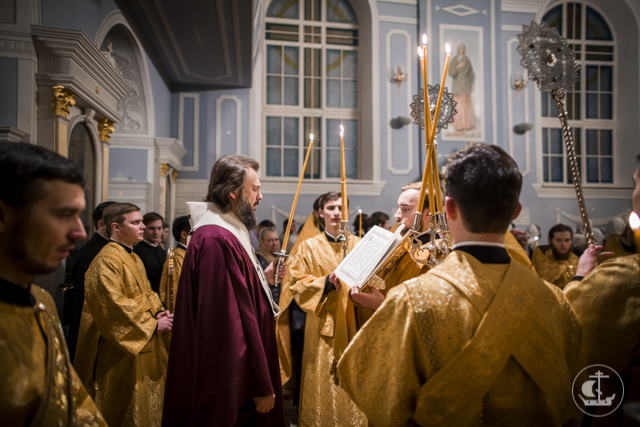 Ночная Божественная литургия стала последним общим воскресным богослужением первого семестра 2017-18 учебного года