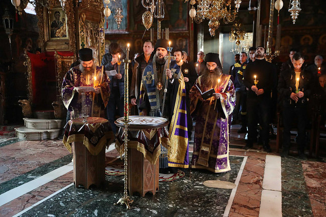 Архиепископ Амвросий возглавил служение панихиды по почившим игуменам и братии Ватопеда, а также воскресную вечерню и повечерие