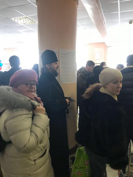 Архиепископ Амвросий принял участие в голосовании в день выборов Президента России