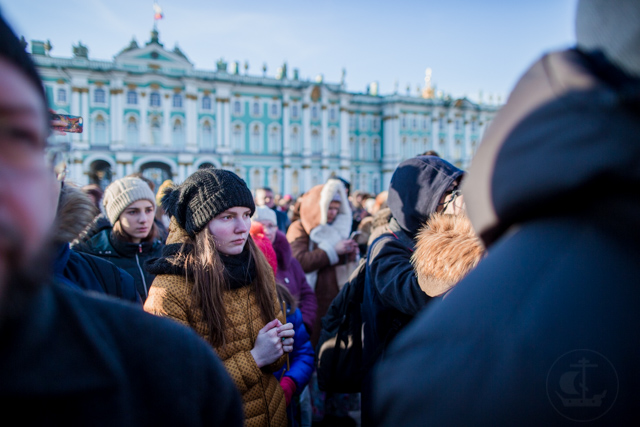 Трагедия для всей страны. На Дворцовой площади северной столицы совершена лития по погибшим в городе Кемерово
