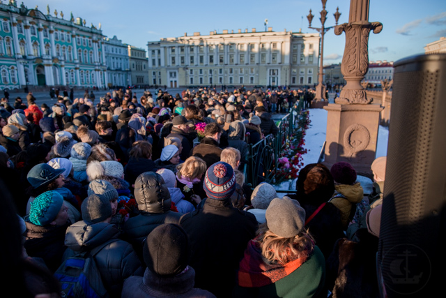 Трагедия для всей страны. На Дворцовой площади северной столицы совершена лития по погибшим в городе Кемерово