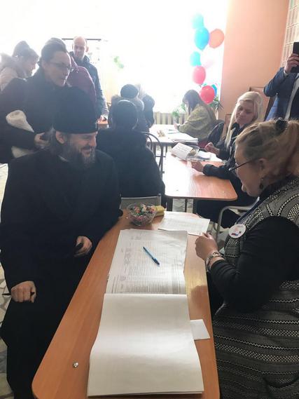 Архиепископ Амвросий принял участие в голосовании в день выборов Президента России