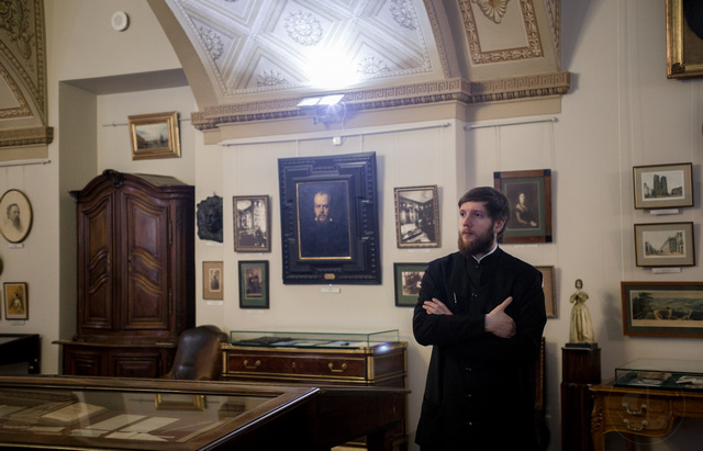 Писатель Евгений Водолазкин провёл для ректора и студентов Духовной Академии экскурсию по Пушкинскому дому