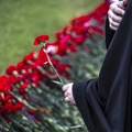 Студенты Духовной Академии возложили цветы на мемориальном Пискаревском кладбище