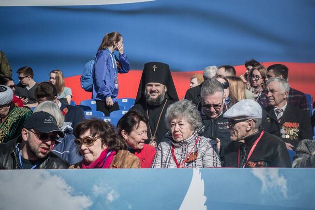 Архиепископ Петергофский Амвросий посетил парад на Дворцовой площади Петербурга