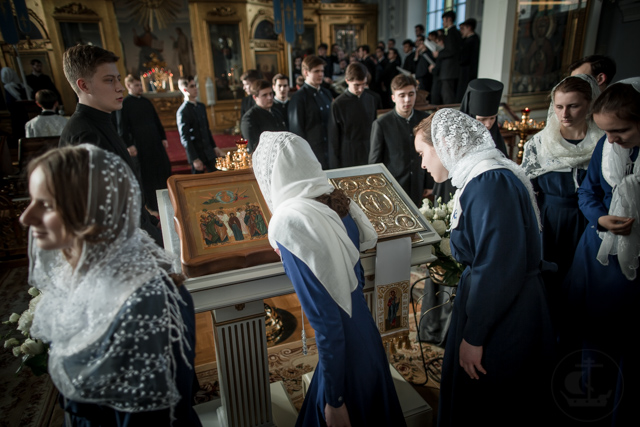 Архиепископ Амвросий возглавил воскресное богослужение и встретился с молодёжью из петербургских храмов