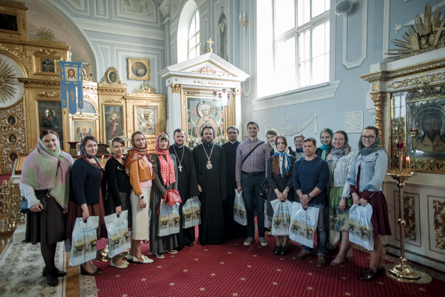 Архиепископ Амвросий возглавил воскресное богослужение и встретился с молодёжью из петербургских храмов