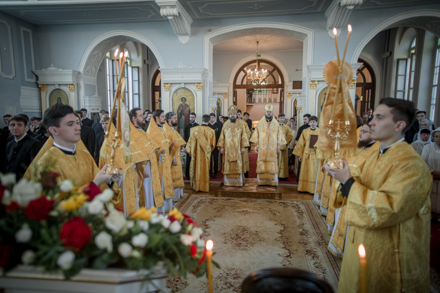 В день памяти святителя Николая Чудотворца в храме Академии вынесли для поклонения частицу мощей святого