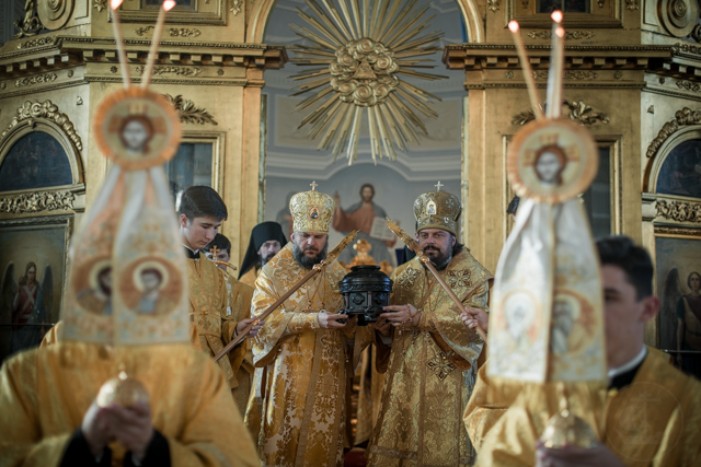 В день памяти святителя Николая Чудотворца в храме Академии вынесли для поклонения частицу мощей святого