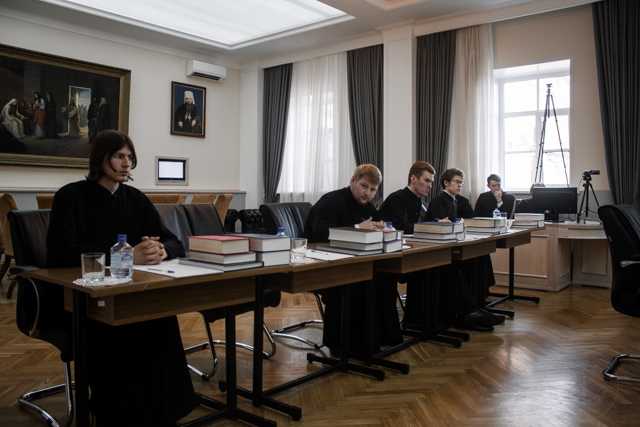Святейший Патриарх Кирилл и члены Высшего Церковного Совета в режиме онлайн наблюдали проведение государственного экзамена в Санкт-Петербургской Духовной Академии