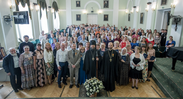 Сто двадцать выпускников учебного центра для мирян при Духовной Академии получили дипломы