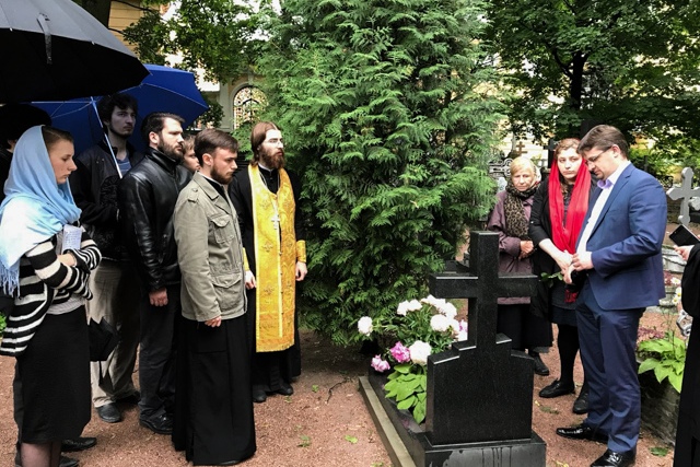 Студенты Академии совершили заупокойную литию у могилы последнего ректора дореволюционной Академии