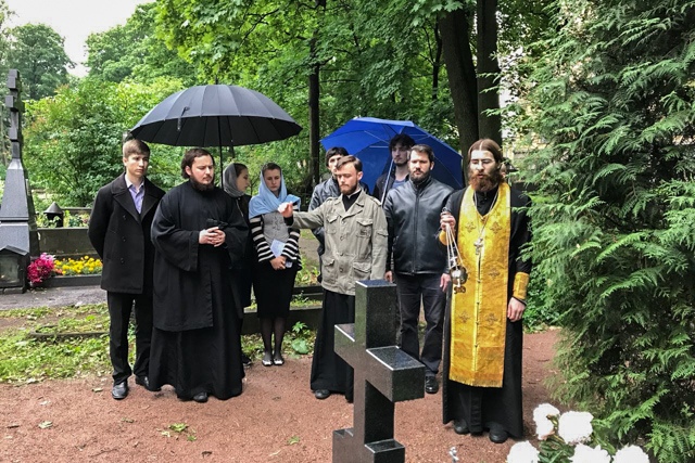 Студенты Академии совершили заупокойную литию у могилы последнего ректора дореволюционной Академии
