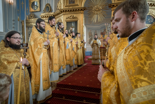 Абитуриенты Духовной Академии молились за праздничными богослужениями в день памяти апостолов Петра и Павла