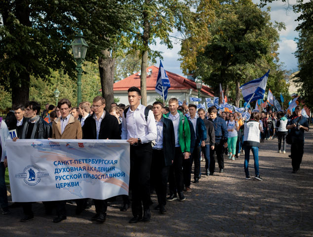 Первокурсники Духовной Академии впервые приняли участие в параде российского студенчества