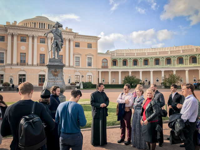 Студенты выпускных курсов Духовной Академии посетили Павловск