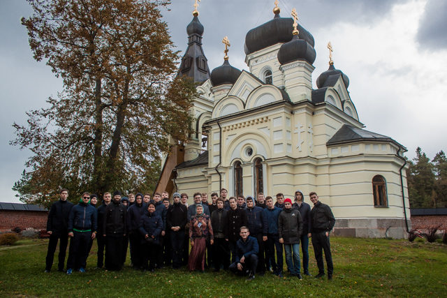 Первокурсники Духовной Академии посетили Коневский Рождество-Богородичный монастырь